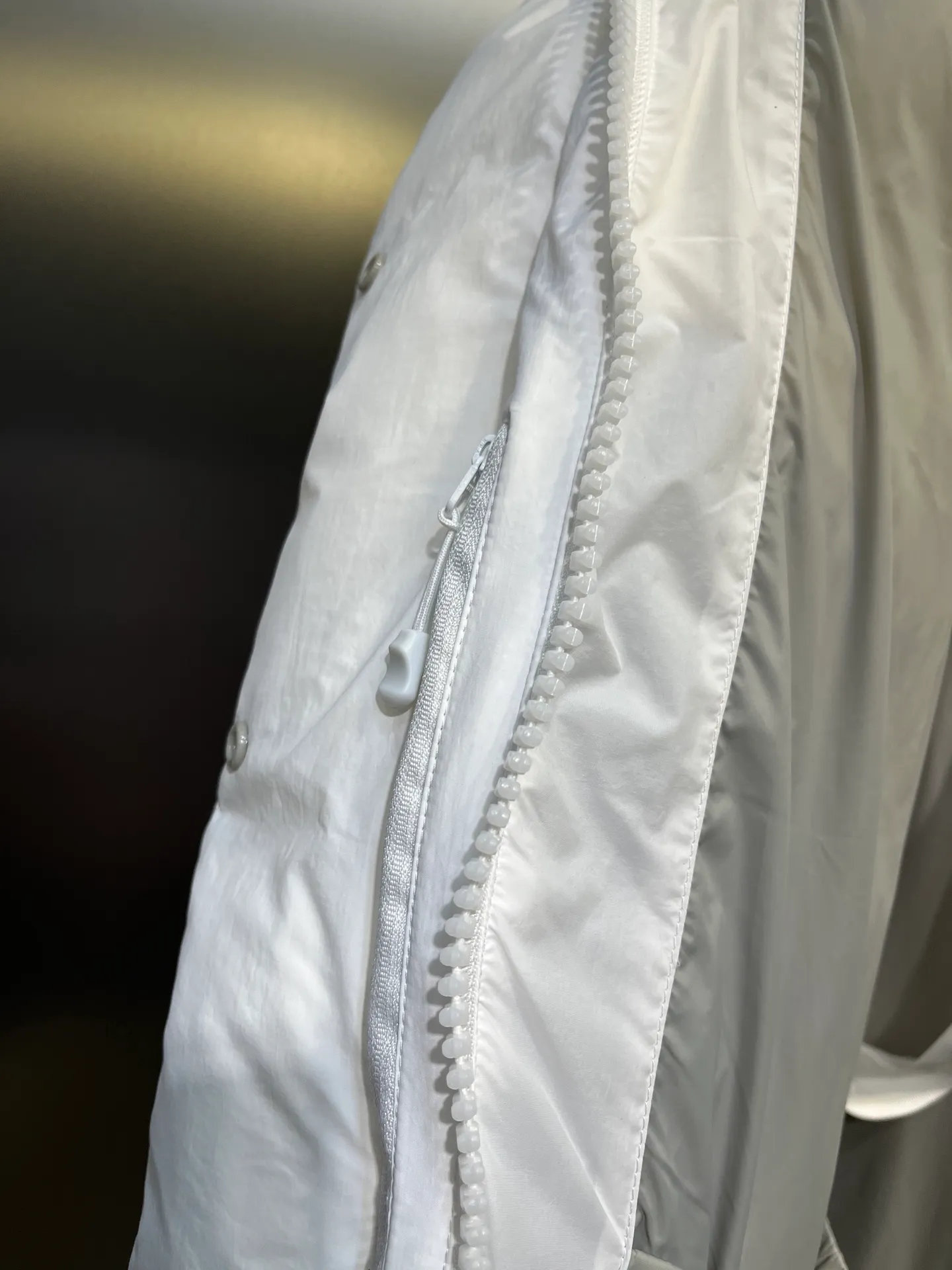 P740 Big Goose Capsule White Label Down Canada Goos* Canada Goose's new limited white label bread jacket, the same style for men and women, filled with 625 fill power white goose down, and the fabric has a satin feel. Suitable for wearing in spring and autumn in various cities, this model has a stand-up collar design, classic and versatile, and has good thermal insulation effect! Fabric + Features: ✅Fabric: 85% polyester, 15% cotton, windproof and waterproof ✅Lining: 100% polyester, windproof and waterproof ✅Filling: 80% pure white duck down, 20% pure white feathers ✅Fillness: 625 ✅Care instructions: Dry cleaning ✅Zipper: Genuine YKK two-way entrance zipper ✅TEI Temperature Feeling Index 1: Lightweight minus 5 degrees to 5 degrees Technology: ✅The fabric is made of CORDURA polyamide fabric, which is a new functional fabric and a leading technological product. The durability is 2 times higher than ordinary nylon fabric. Wear resistance, strong tear resistance, good hand feel and good color. ✅The liner is filled with imported 625 fill power 90 white duck down, the liner is reinforced with anti-runaway velvet liner, and the fly on the front center fly is designed with snap buttons to prevent ventilation and rain. Whether it is hiking, urban walking or polar exploration, this model can help you find the Cana that suits your body, activities and lifestyle. Color: pink, blue, black, white Size: xs-l